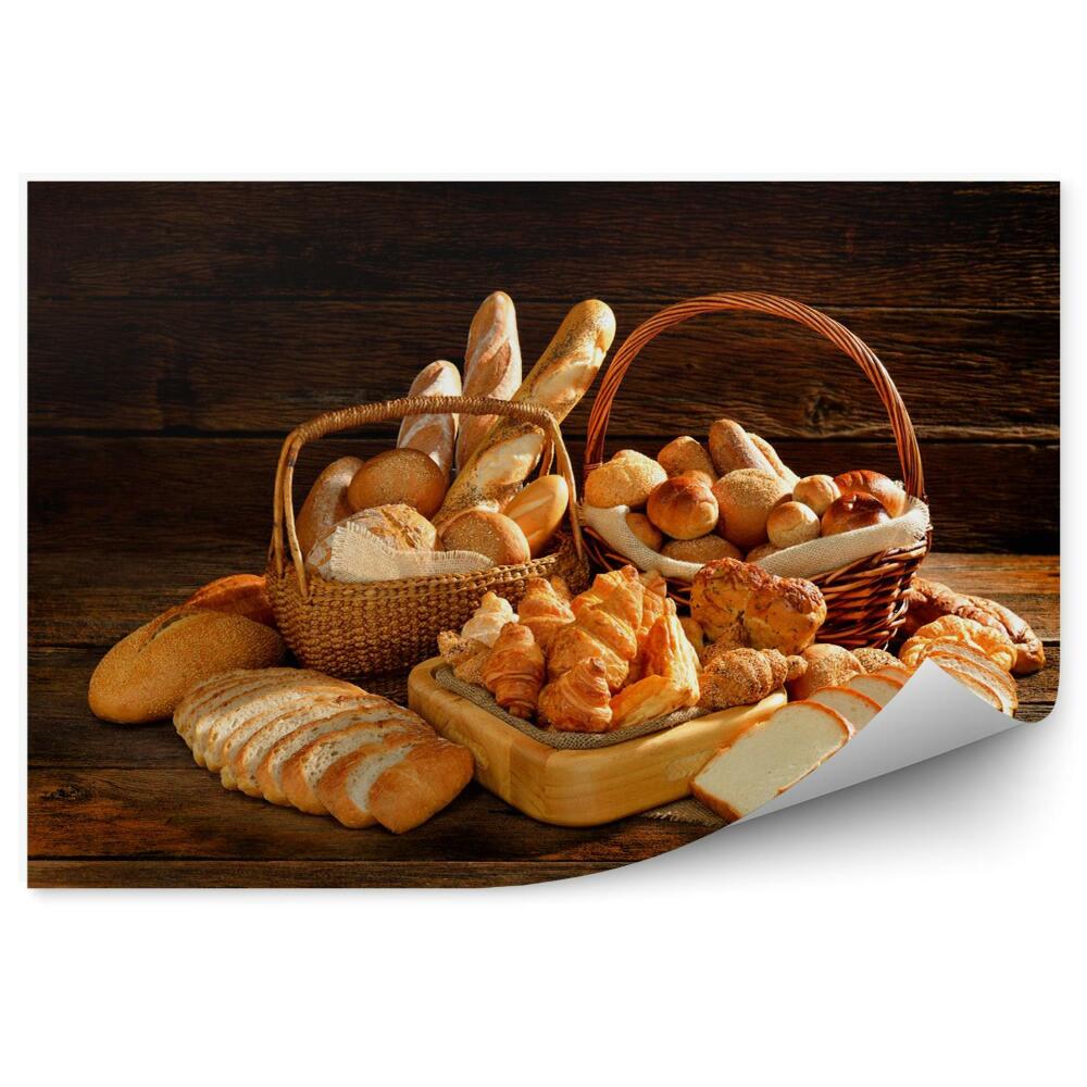 Fototapeta Różnorodność chleba w wiklinowym koszu na starym drewnianym tle
