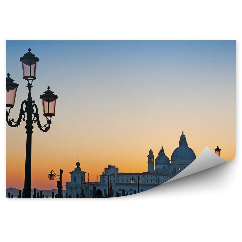 Fototapeta na ścianę Bazylika Santa Maria della Salute ludzie lampy kanał Grande Wenecja Włochy
