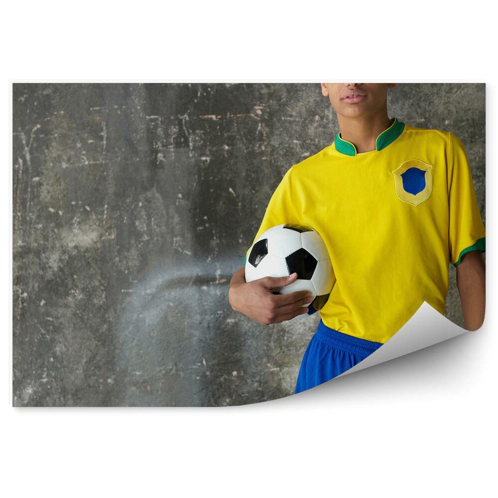 Fototapeta na ścianę Młody brazylijski piłkarz z piłką