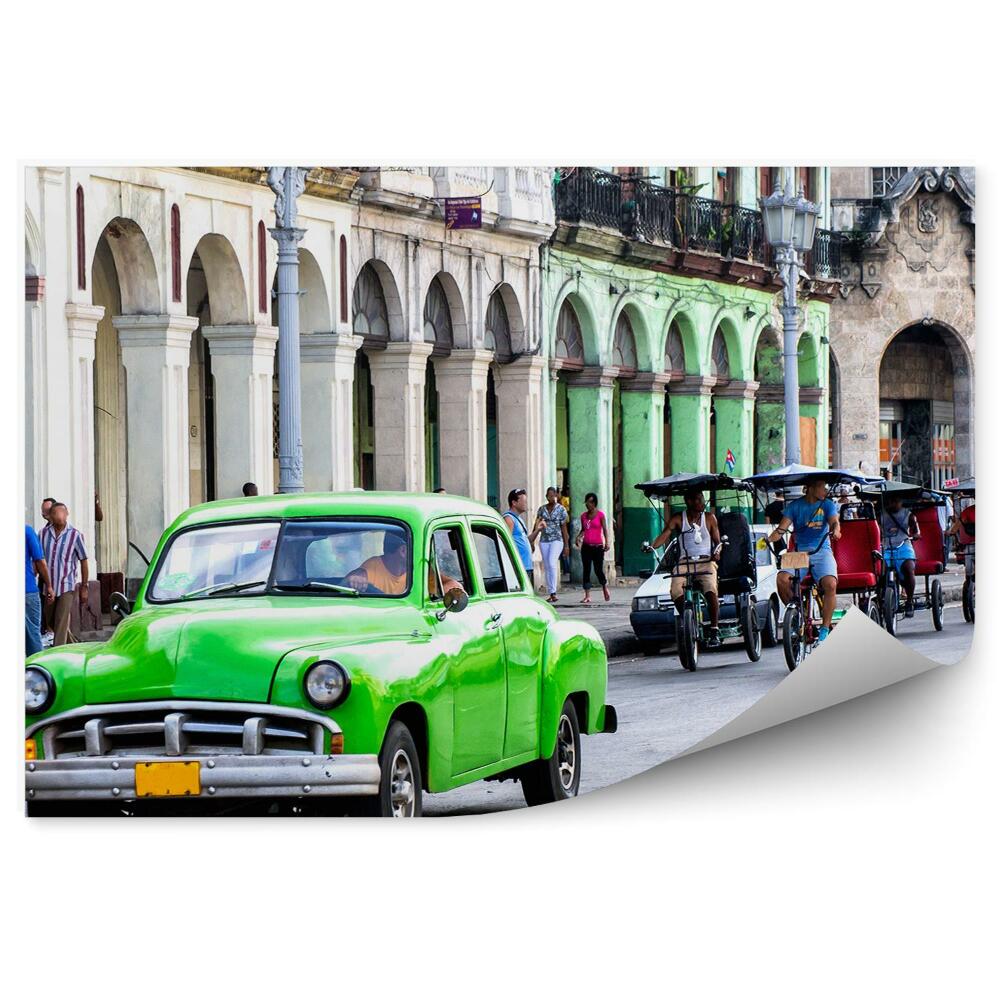 Fototapeta na ścianę Zielony retro samochód w ruchu ulicznym