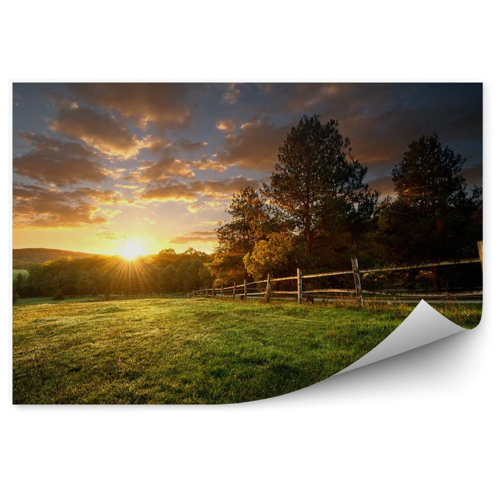Fototapeta Malowniczy krajobraz ogrodzony ranczo o wschodzie słońca
