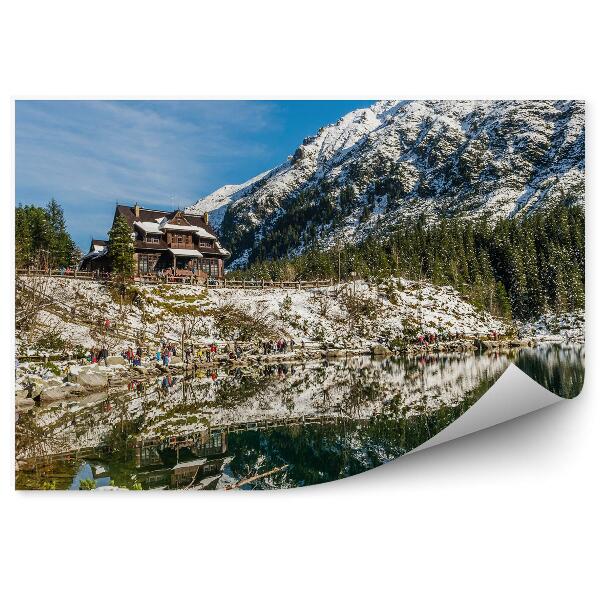 Okleina na ścianę Morskie oko góry śnieg ludzie drzewa iglaste niebo chmury chatka tatry