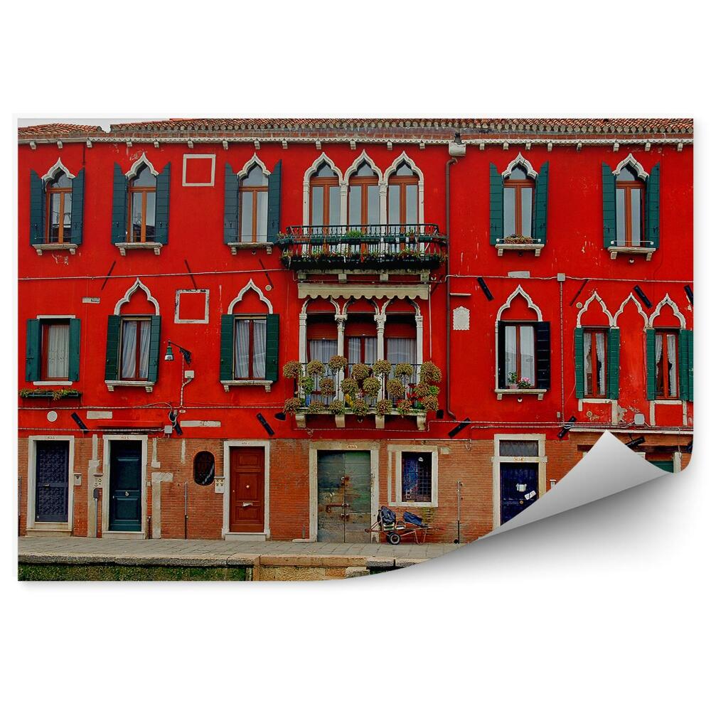 Fototapeta samoprzylepna Wenecja czerwony budynek kanał łódka