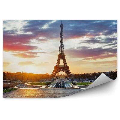 Fototapeta samoprzylepna Miasto paryż wieża eiffla pochmurne kolorowe niebo
