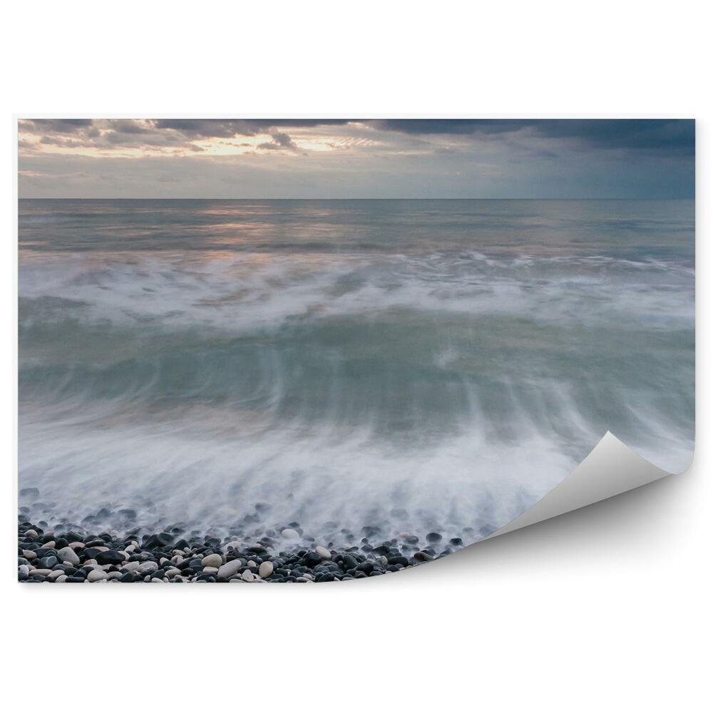 Fototapeta na ścianę Morze fale kamienista plaża pochmurne niebo