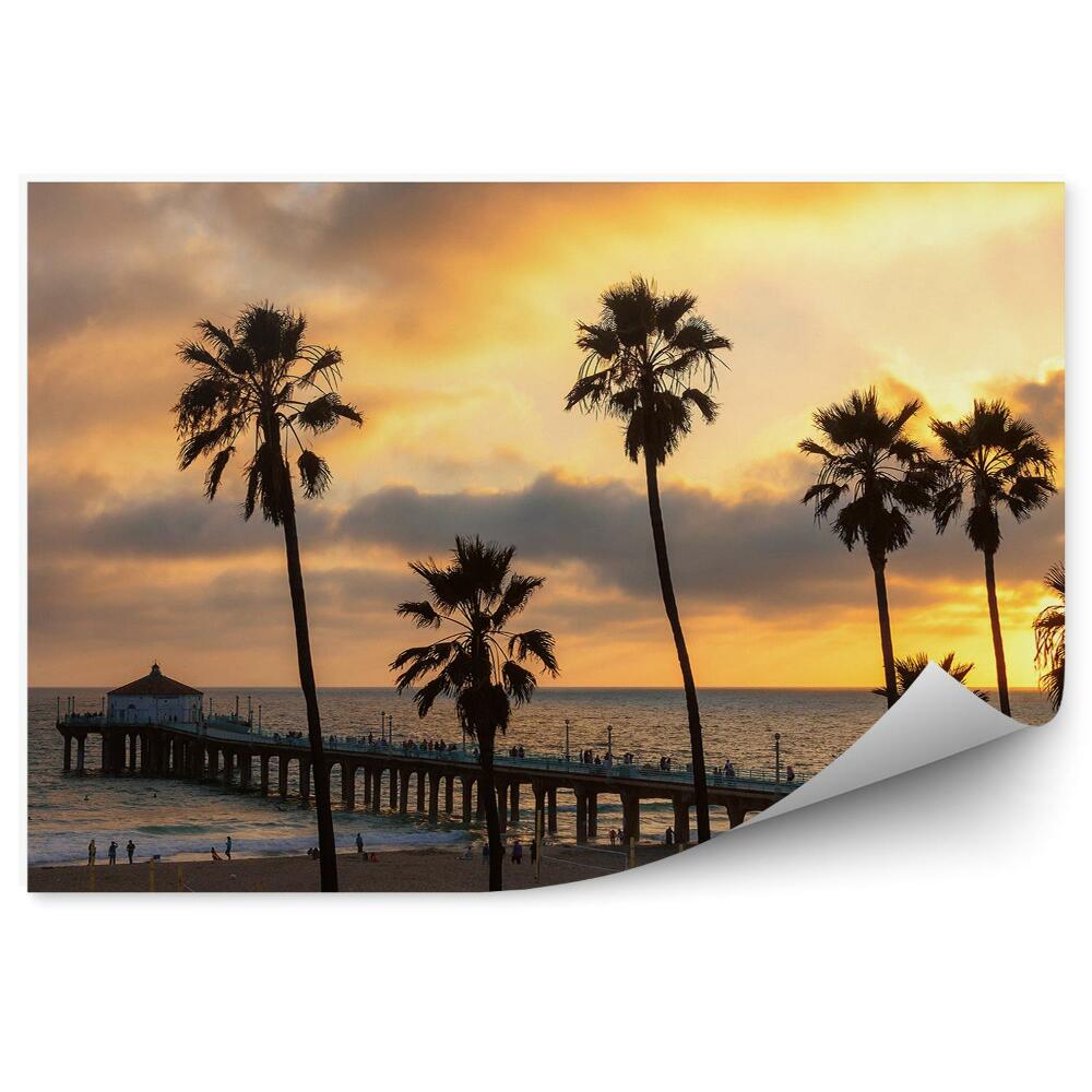 Fototapeta samoprzylepna Molo przy plaży palmy zachód słońca