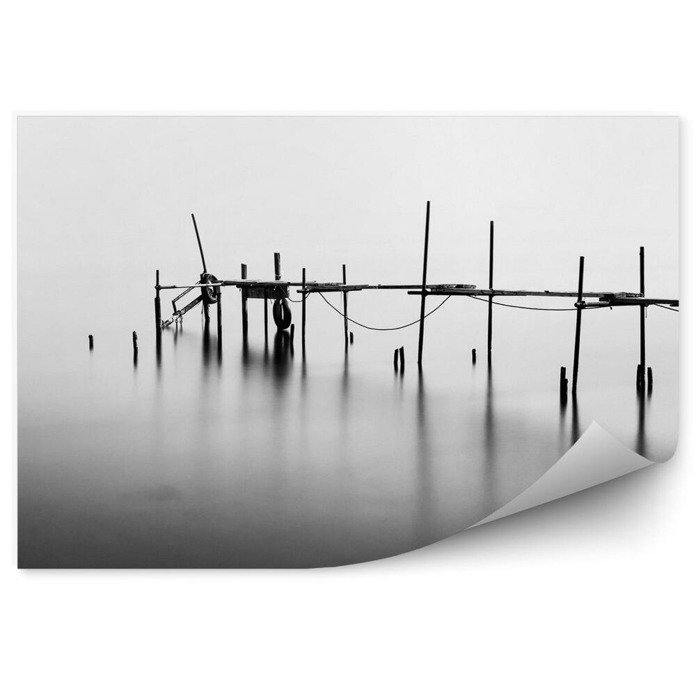 Fototapeta samoprzylepna Czarno-białe zdjęcie zniszczone drewniane molo
