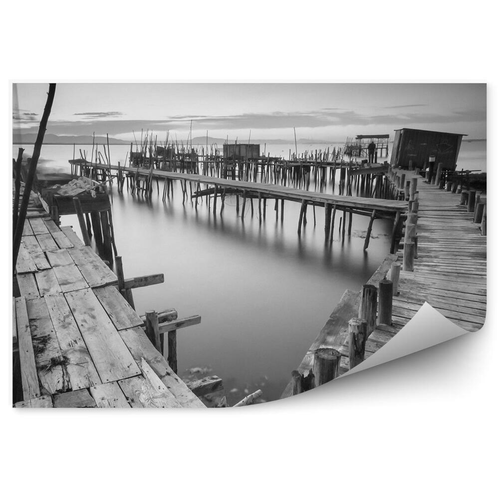 Fototapeta samoprzylepna Drewniane molo łódź port