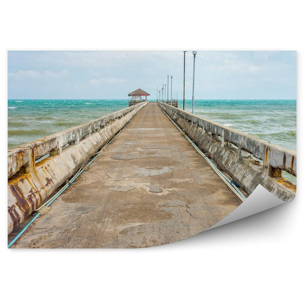 Fototapeta samoprzylepna Betonowe molo błękitna woda fale