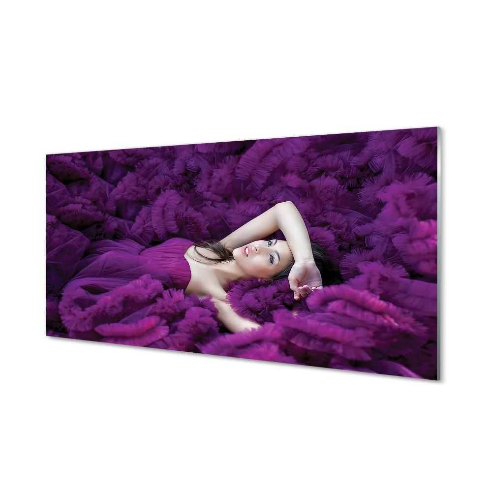 Obraz na szkle Leżąca kobieta fioletowy materiał