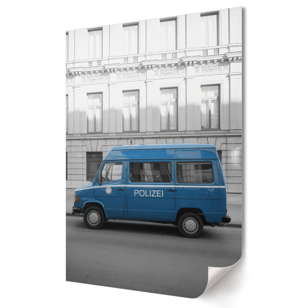 Plakat na materiale polycanvas Niebieski radiowóz w miejskim krajobrazie