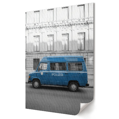 Plakat na materiale polycanvas Niebieski radiowóz w miejskim krajobrazie