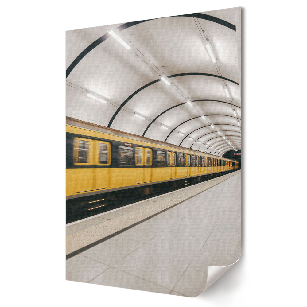 Obraz na płótnie Złoty pociąg w nowoczesnym metrze