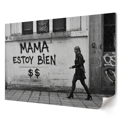 Plakat ścienny premium Kobieta w mieście z graffiti