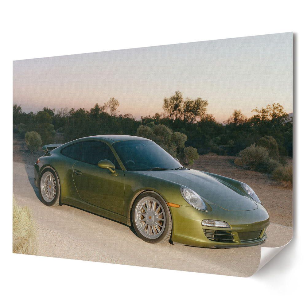 Plakat ścienny premium Zielone Porsche na pustynnej drodze