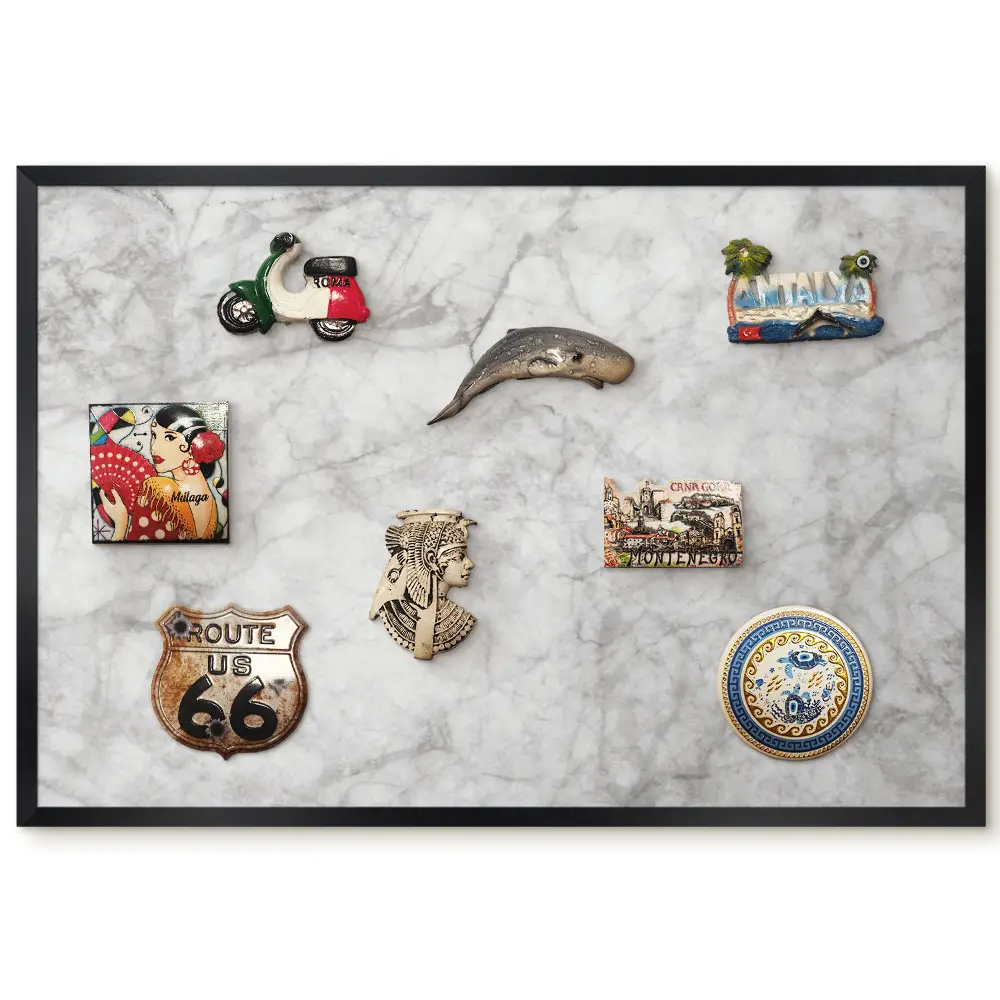 Metalowa tablica na magnesy w czarnej ramie z naturalną teksturą marmuru w odcieniach szarości