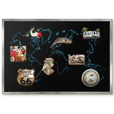 Tablica magnetyczna w srebrnej ramie z mapą świata w jasnoniebieskich konturach