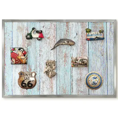 Tablica na magnesy w srebrnej ramie ze wzorem strukturalnych desek w odcieniu pastelowego błękitu