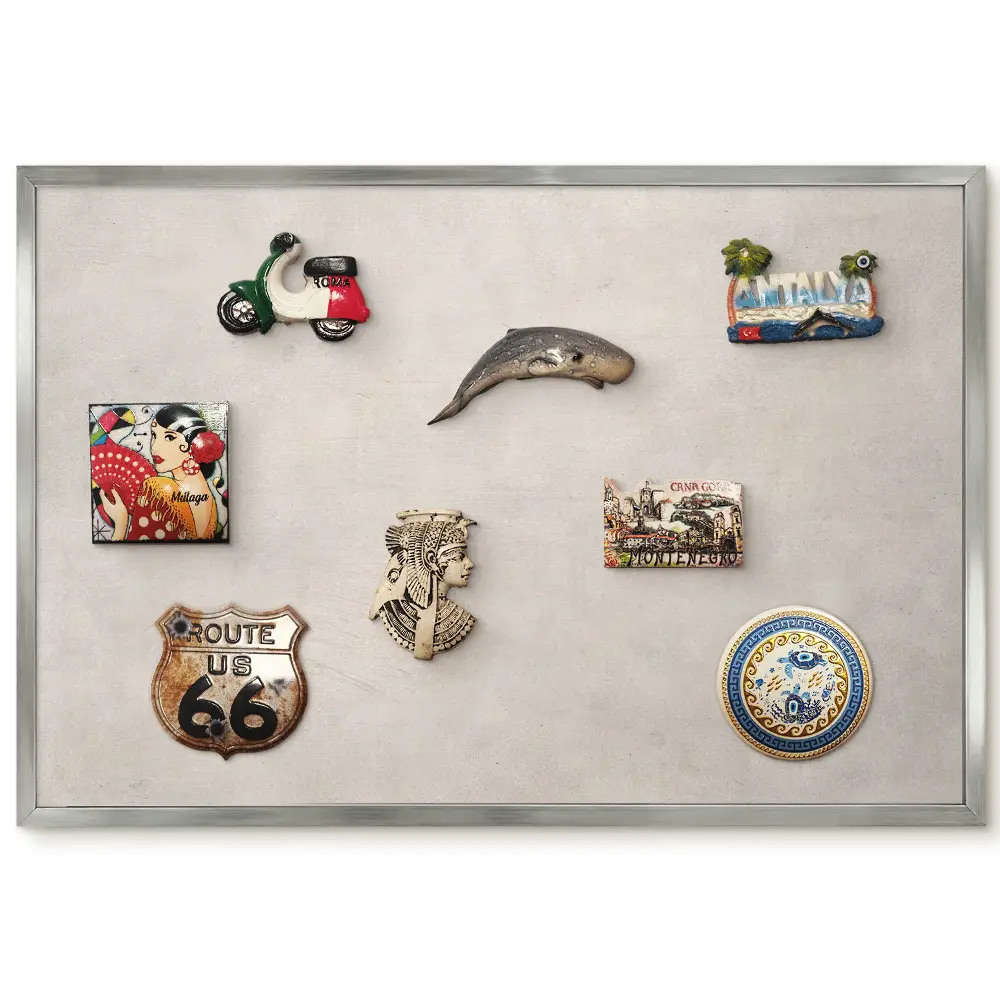 Tablica magnetyczna w srebrnej ramie z delikatną szarą teksturą